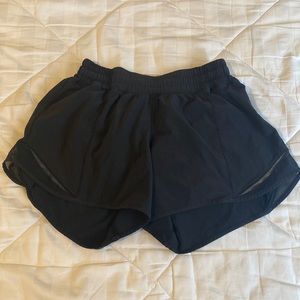 Lululemon Hot High rise lined 2.5” running short. Size 4. Black